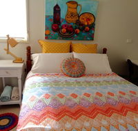 Colourful creative Artist house Glen Waverley - New Castle Holiday