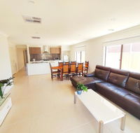 Comfortable 5BR House 6mins to Werribee Station.Great Ocean Road tourist stopover - New Castle Holiday