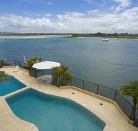 Commodore Apartments - New Castle Holiday