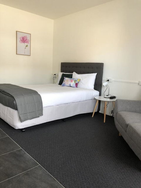 Commodore Motor Inn - New Castle Holiday 2