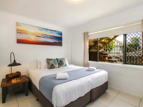 Contemporary 2 Bedroom Beachfront Apartment - New Castle Holiday 3
