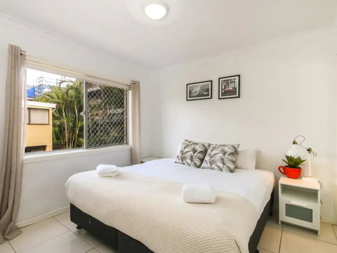 Contemporary 2 Bedroom Beachfront Apartment - New Castle Holiday 2