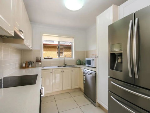 Contemporary 2 Bedroom Beachfront Apartment - New Castle Holiday 1