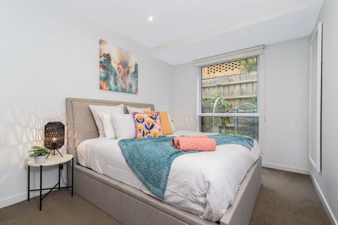 Convenience And Luxury In Carnegie - New Castle Holiday 3