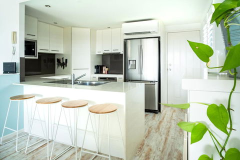 Coolum Beach 3 Level Townhouse Private Rooftop Terrace Spa Overlooking Mount Coolum - New Castle Holiday 3