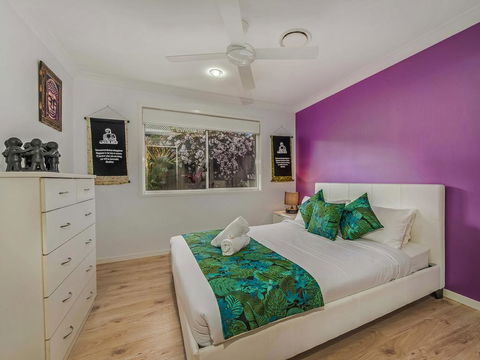 Coolum House, Pet Friendly - New Castle Holiday 3