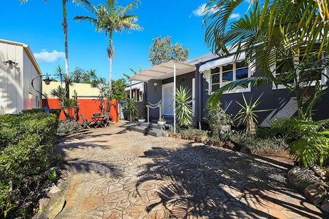 Coolum Retreat, Pet Friendly, Sunshine Coast Holiday House - New Castle Holiday 1