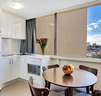 Cosmopolitan apartment at College St - New Castle Holiday