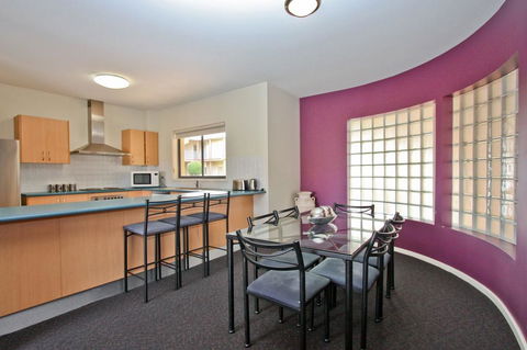 Cosmopolitan Apartments - New Castle Holiday 1