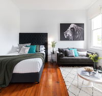 Cosy nook in inner-city Victorian mansion - New Castle Holiday
