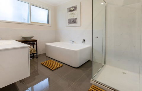 COUNTRY MEETS THE BAY - MOUNT ELIZA - New Castle Holiday 1