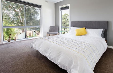 COUNTRY MEETS THE BAY - MOUNT ELIZA - New Castle Holiday 3