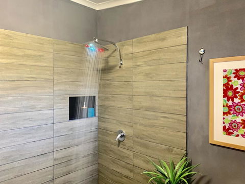 Couples Private Spa Retreat - New Castle Holiday 1