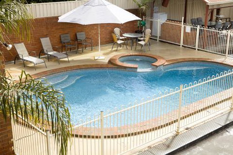 Courtyard Motor Inn - New Castle Holiday 1