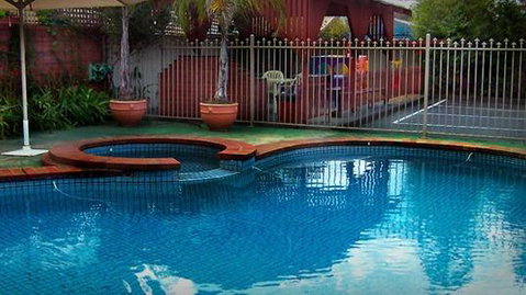 Courtyard Motor Inn - New Castle Holiday 3