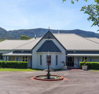 Cowley House - stunning entertainer views pool - New Castle Holiday