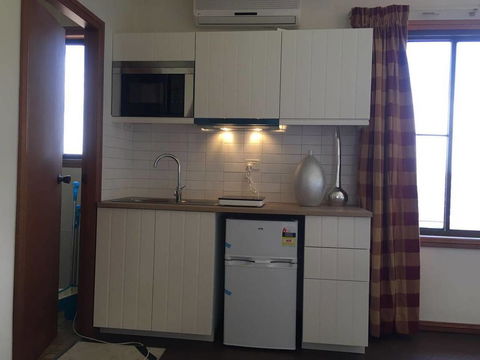 CozyStudioUnit In BeverlyHills (Train Accessible) - New Castle Holiday 2