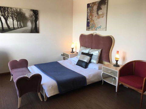 CozyStudioUnit In BeverlyHills (Train Accessible) - New Castle Holiday 0