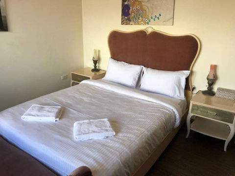 CozyStudioUnit In BeverlyHills (Train Accessible) - New Castle Holiday 1