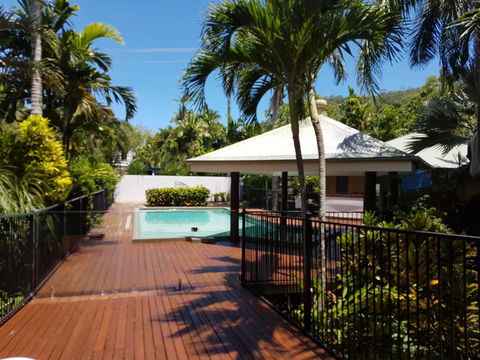 Crazy About Cairns Resort Living - 6 Bedrooms - New Castle Holiday 1