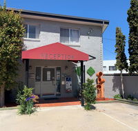 Crest Motor Inn - New Castle Holiday