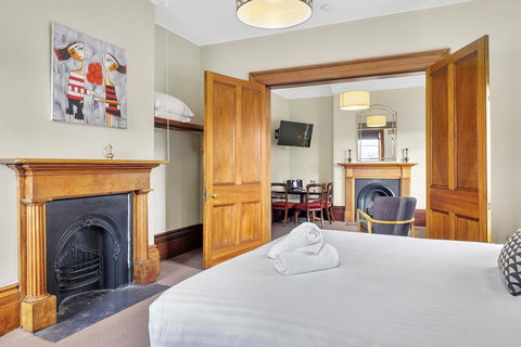 Cromwell Apartment - 3 Red Doors Battery Point - New Castle Holiday 3