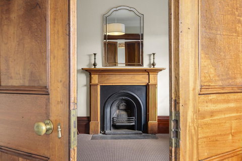 Cromwell Apartment - 3 Red Doors Battery Point - New Castle Holiday 2