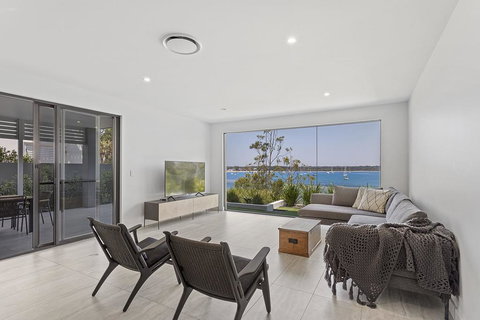 Danalene Parade, 46B Maggie's Place - New Castle Holiday 1