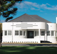 Deco Beach Luxury Apartments - New Castle Holiday
