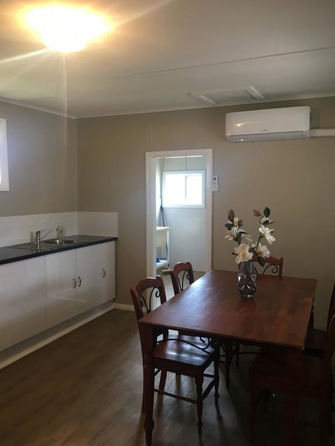 Desert Flower Cottages On Wolfram St - New Castle Holiday 3