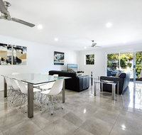Diamond Beach 3 Bedroom Poolside Apartment - New Castle Holiday