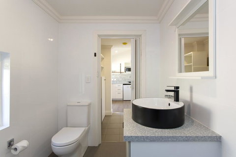 Dingo At White Gum Lodge - New Castle Holiday 3