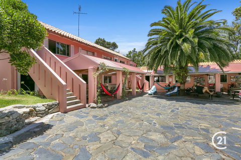 Dolphins Backpackers - New Castle Holiday 0