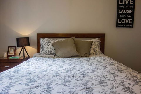 East Melbourne - New Castle Holiday 0