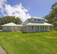 Echo Beach House 16 Reflections Dr - Luxurious House with Magnificent Pool and Ducted Air - New Castle Holiday