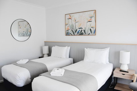 Eight Spence - New Castle Holiday 2