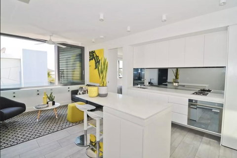 EIGHT TWO NINE TWO V: BONDI BEACH - New Castle Holiday 0