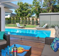 Emerald - coastal walk swimming pool pet friendly - New Castle Holiday