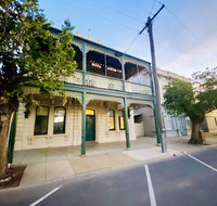 Entire Townhouse in Heart of Echuca's Port CBD - 15 guest capacity - New Castle Holiday