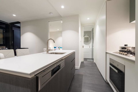 EQ Tower Luxury 2 Bedroom Skyline CBD Apartment - New Castle Holiday 3