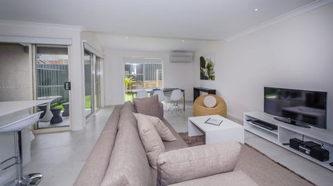 Escape At Nobbys Executive Townhouse 1 74 Pacific Drive - New Castle Holiday 2