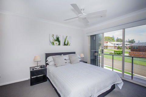 Escape At Nobbys Executive Townhouse 1 74 Pacific Drive - New Castle Holiday 3