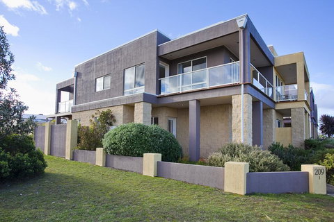 Esplanade Frontage 1-209 - New Castle Holiday 0