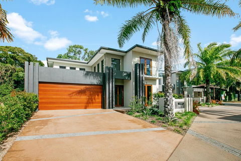 Esprit Luxury Retreat Palm Cove - New Castle Holiday 1