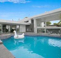 Essence of Broadbeach - New Castle Holiday