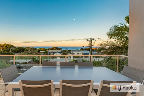 EXCLUSIVE OCEAN VIEW PENTHOUSE ON MARINE PARADE - New Castle Holiday 0
