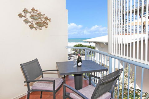 FABULOUS BEACHFRONT POSITION - New Castle Holiday 1