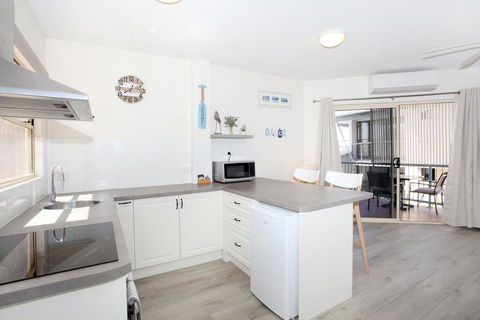 FABULOUS BEACHFRONT POSITION - New Castle Holiday 3