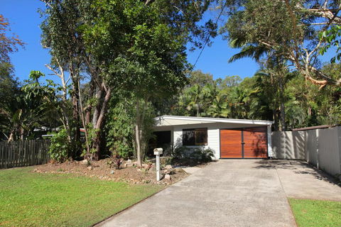 FABULOUS HOLIDAY HIDEAWAY - COOLUM BEACH - New Castle Holiday 2