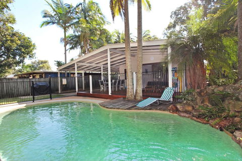 FABULOUS HOLIDAY HIDEAWAY - COOLUM BEACH - New Castle Holiday 0